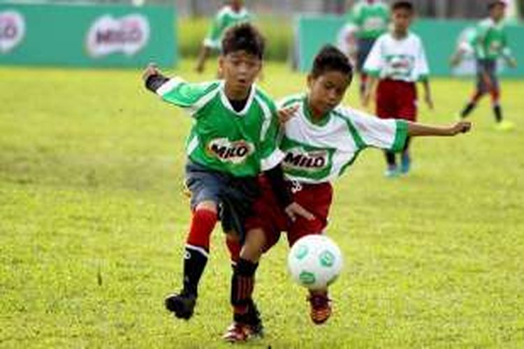 Suasana pertandingan babak penyisihan MILO Football Champonship Medan di Stadion Mini Universitas Sumatera Utara

 