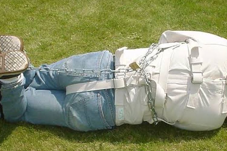 Состояние который напрашивается на смирительную рубашку. Смирительный мешок. Смирительная рубашка. Прикольные смирительные рубашки. Человек в смирительной рубашке