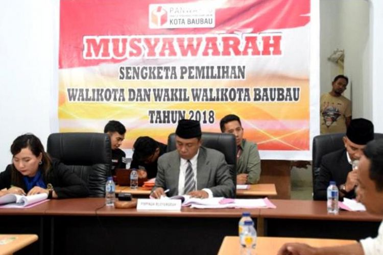 Panwaslu Kota Baubau, Sulawesi Tenggara, membatalkan penetapan satu pasangan calon wali kota dan wakil wali kota, yakni pasangan calon Roslina Rahim-La Ode Yasin. Keputusan ini dibacakan dalam sidang musyawarah sengketa pemilihan yang dipimpin Ketua Panwaslu Baubau, Muhamad Yusran Elfargani, di kantor Panwaslu, Kamis (1/3/2018) malam.