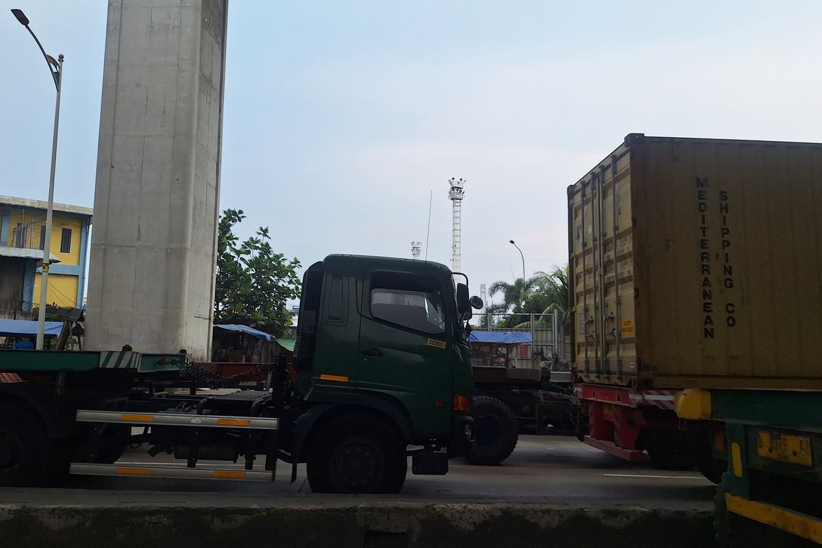Antrean masuk kontainer dan truk trailer ke NPCT 1, Jakarta Utara. Selasa, (14/5/2024).