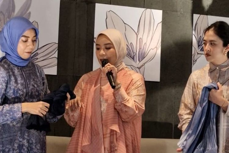 Para founders Kami saat mempraktikkan cara melipat plisket di sela peluncuran koleksi di Jakarta Selatan, Sabtu (2/3/2024).