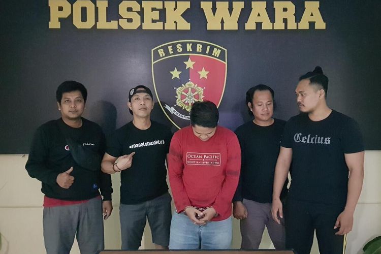 Kepolisian Sektor (Polsek) Wara, Kota Palopo, Sulawesi Selatan, mengamankan BD (30) atas tindak kejahatan yang dilakukan terhadap keluarganya sendiri yakni mencuri uang milik orangtua angkatnya Shinta Wati (65) warga Jalan Rambutan, Kelurahan Amassangan, Kota Palopo, Rabu (29/6/2022).