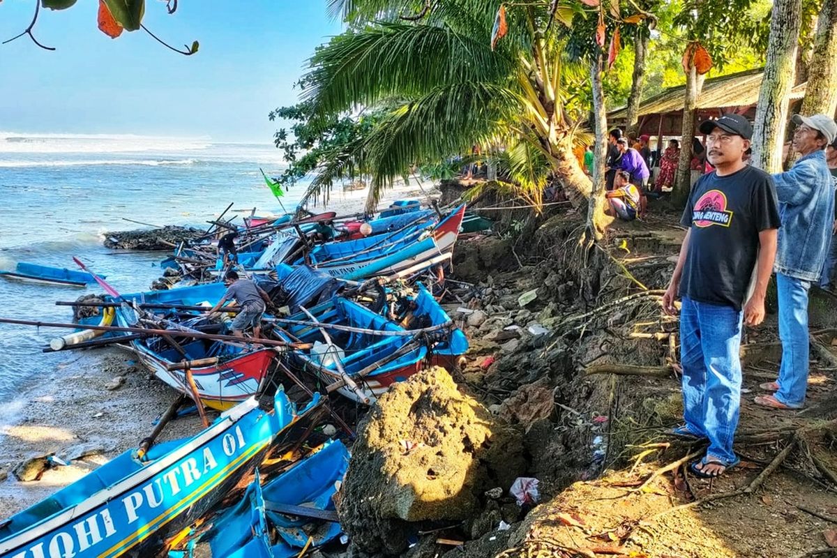 Sejumlah nelayan melihat dan memeriksa perahu yang rusak akibat diterjang gelombang tinggi laut di Pantai Minajaya, Desa Pasir Ipi Kecamatan Surade, Sukabumi, Jawa Barat, Selasa (24/5/2022).