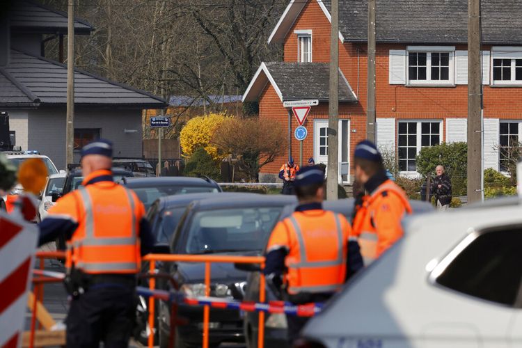 Polisi di tempat kejadian, setelah insiden di karnaval Strepy-Bracquenies, Belgia, Minggu, 20 Maret 2022. 