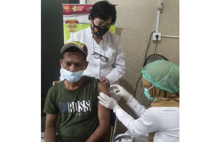 Vaksinasi terhadap Orang Dalam Gangguan Jiwa (ODGJ) di Palembang, Sumatera Selatan, Rabu (23/6/2021).