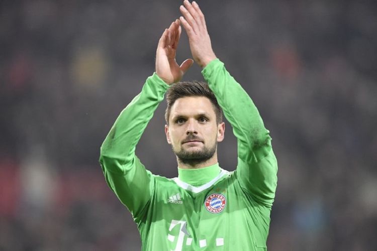 Kiper Bayern Muenchen, Sven Ulreich, membalas dukungan fans seusai laga versus VfB Stuttgart, 16 Desember 2017. 