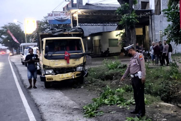 Seorang petugas kepolisian menunjuk lokasi pejalan kaki yang tewas tertabrak truk di jalan raya Desa Jatilengger, Kecamatan Ponggok, Kabupaten Blitar, Senin (12/6/2023)