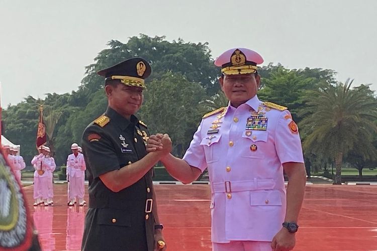 Laksamana Yudo Margono resmi menyerahkan jabatan Panglima TNI kepada Jenderal Agus Subiyanto.  Proses serah terima jabatan (sertijab) digelar di Plaza Markas Besar TNI, Cilangkap, Jakarta Timur, Rabu (22/11/2023) siang.