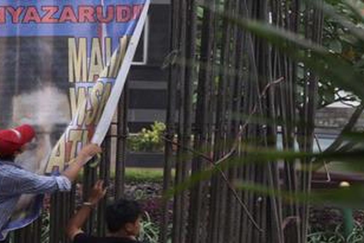 Penunjuk rasa yang menamakan diri Laskar KPK memasang poster menuntut pemberantasan korupsi di tiang pancang monorel di depan kantor Komisi Pemberantasan Korupsi, Jakarta, Senin (13/6/2011).