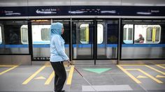 Jangan Pegang Tongkat Tunanetra saat Berinteraksi Bersama, Ini Alasannya