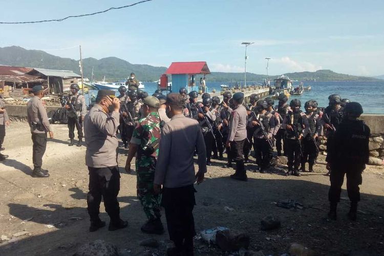 Ratusan personel gabungan Brimob dan TNI dikerahkan ke Kecamatan Pulau Haruku, Kabupaten Maluku Tengah, Rabu (26/1/2022)