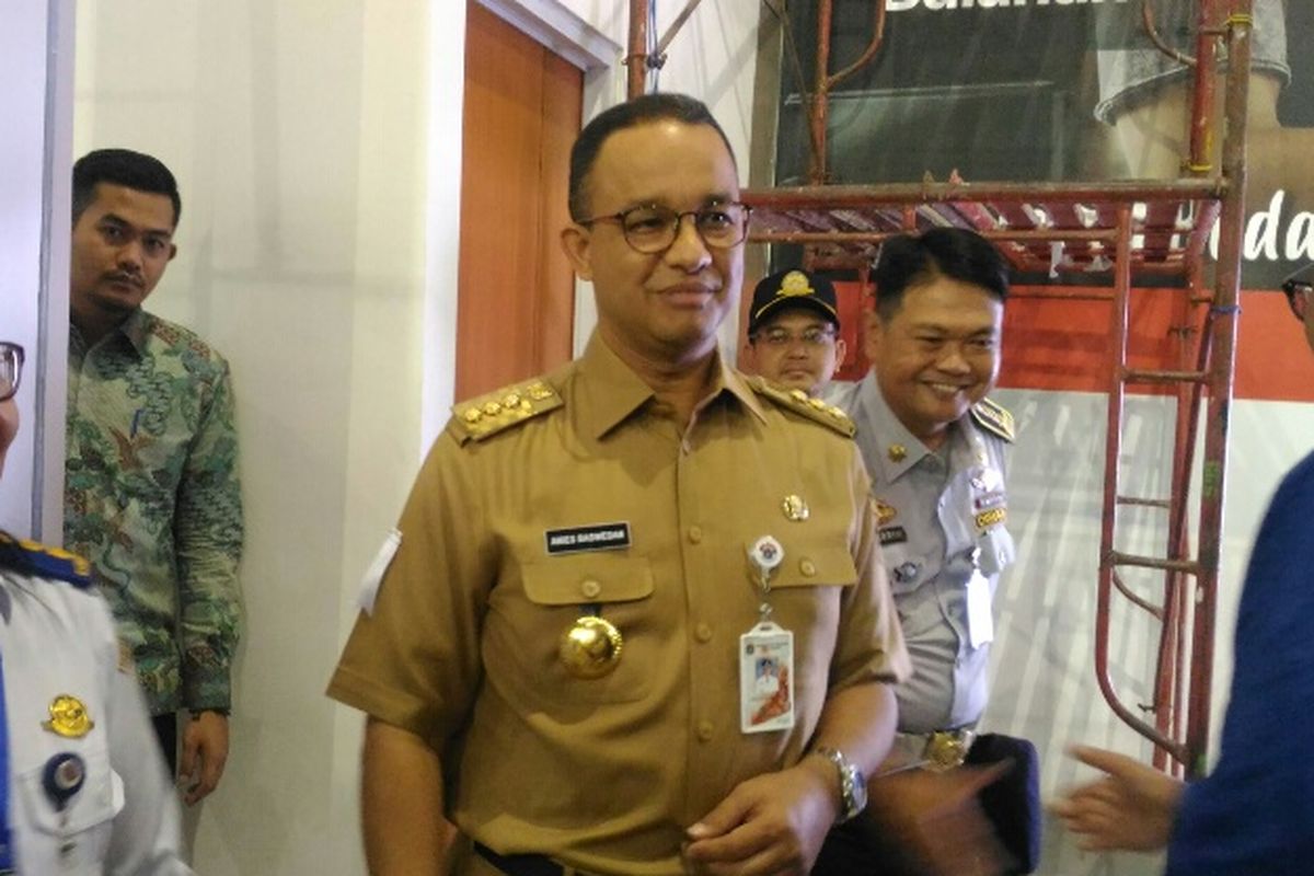 Gubernur DKI Jakarta Anies Baswedan datang ke Stasiun Sudirman Baru untuk menyambut Presiden Joko Widodo, Selasa (2/1/2018).