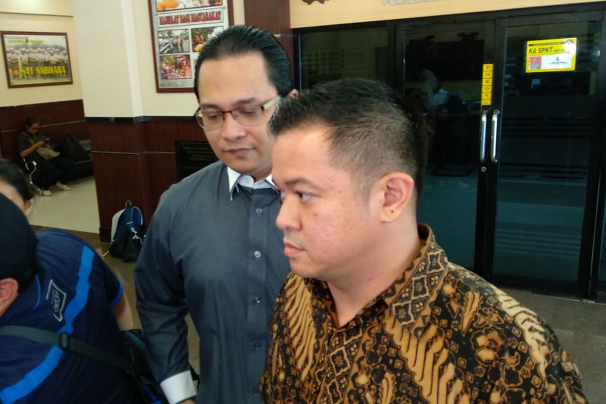 Pelapor Ahmad Dhani, Jack Lapian (kiri) bersama kuasa hukumnya Andreas Nahot Silitonga, hadir di Polres Jakarta Selatan Kamis (30/11/2017). Jack dan kuasa hukumnya berharap Ahmad Dhani segera ditahan.