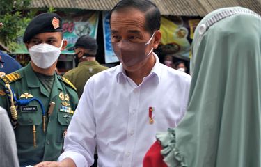 Suasana kunjungan Presiden Joko Widodo di Pasar Umum Kota Purwodadi, Kabupaten Grobogan, Jawa Tengah, Rabu (5/1/2022) pagi. Dalam kunjungan kerja di pasar rakyat yang berlokasi di pusat kota tersebut, Jokowi membagikan sebanyak 500 paket sembako dan 125 amplop masing-masing berisi uang tunai Rp 1,2 juta kepada pedagang.