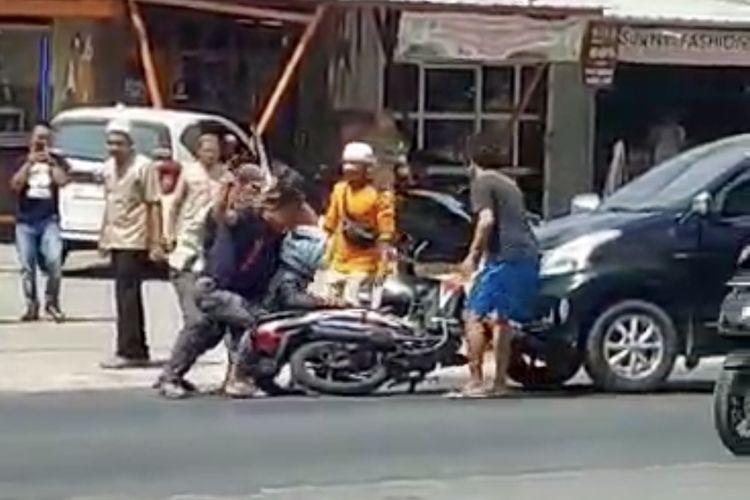 Bidik layar video penangkapan dua gembong pencuri sepeda motor di Lampung Tengah, Rabu (19/7/2023) siang.