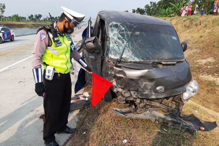 Pecah ban saat berada di jalur tol Ngawi – Solo sebuah mobil pickup grand max masuk ke parit menewaskan 2 penumpang.