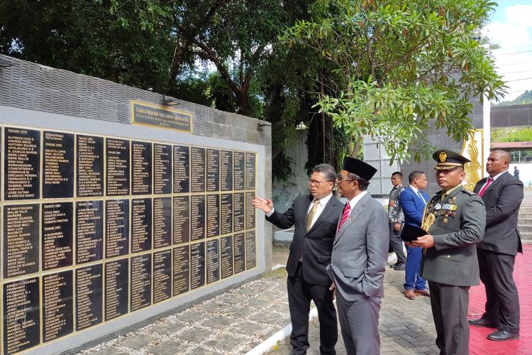 Menteri Koordinator Bidang Politik, Hukum dan Keamanan (Menko Polhukam) Mahfud MD melakukan ziarah ke Taman Makam Pahlawan (TMP) Seroja di Dili, Timor Leste, Kamis (19/5/2022).