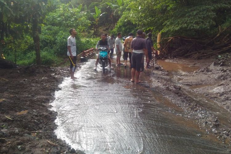 Akses jalan di Tanjung Sani, Agam  yang sempat terputus akibat longsor kembali lancar kembali, Selasa (3/12/2019)