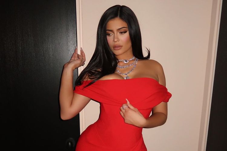 Kylie Jenner mengenakan balutan busana karya Vivienne Westwood ketika menghadiri after party Oscar 2020, Minggu (9/2/2020) malam.