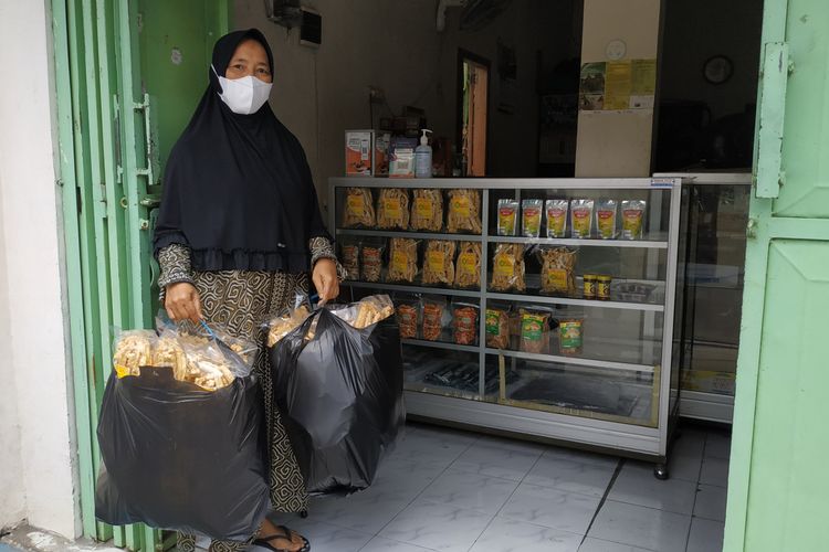 Seorang pembeli sedang berbelanja produk olahan tahu di Kampung Tahu Tinalan Kecamatan Pesantren, Kota Kediri, Jawa Timur.