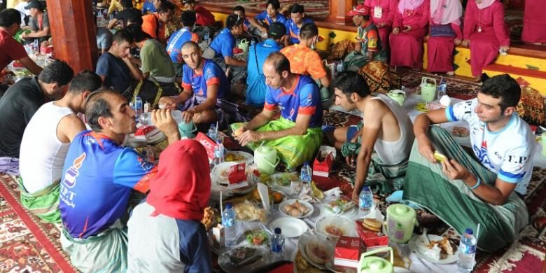 Para pebalap peserta Tour de Singkarak mengikuti tradisi makan bajamba di di Istano Basa Pagaruyung, Tanah Datar, Kamis (8/10/2015).