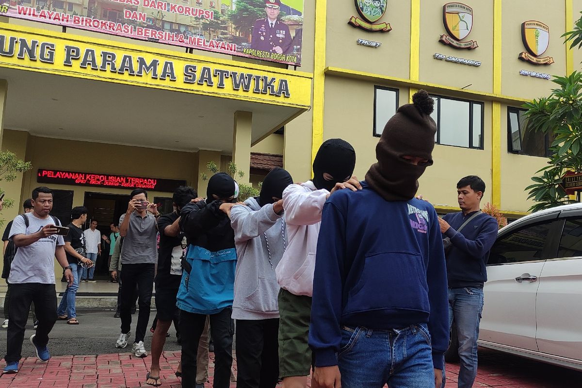 Kepolisian Resor Bogor Kota, Jawa Barat, mengamankan enam orang remaja pelaku perang sarung, Rabu (13/3/2024).