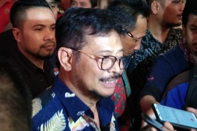 Menteri Pertanian Syahrul Yasin Limpo saat diwawancara usai berziarah di makam orangtuanya di Taman Makam Pahlawan, Panaikang, Makassar, Jumat (25/10/2019).