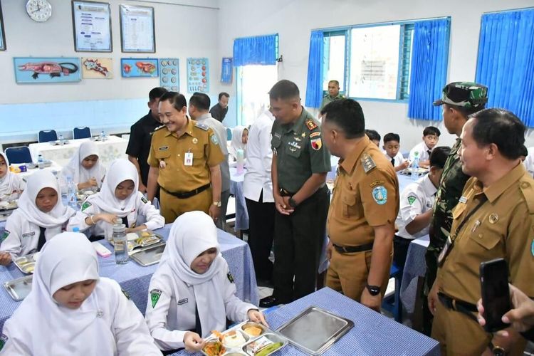 Komandan Dandim 0802 Ponorogo, Letkol Inf Dwi Soerjono saat meninjau pelaksanaan kegiatan MBG gratis di SDN 01 Surodikraman Ponorogo. Lima warga melapor menjadi korban order fiktif program MBG dengan modus kelebihan bayar.