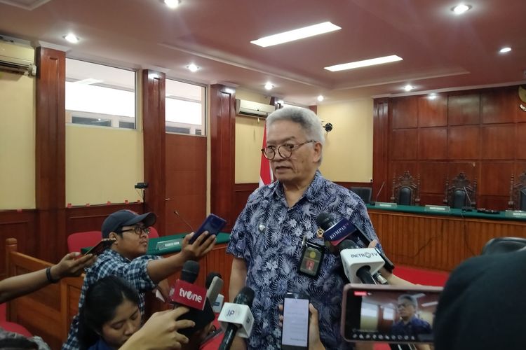 Pejabat Humas PT DKI Binsar Pamopo Pakpahan memberikan keterangan kepada awak media usai sidang banding vonis Teddy Minahasa, Kamis (6/7/2023). 
