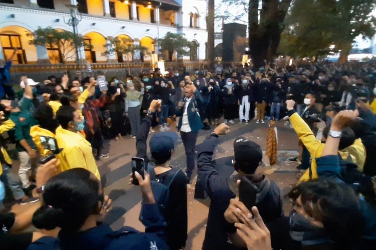 Aksi damai ratusan mahasiswa di kawasan Tugu Muda, Lawang Sewu Semarang, Minggu (11/10/2020)