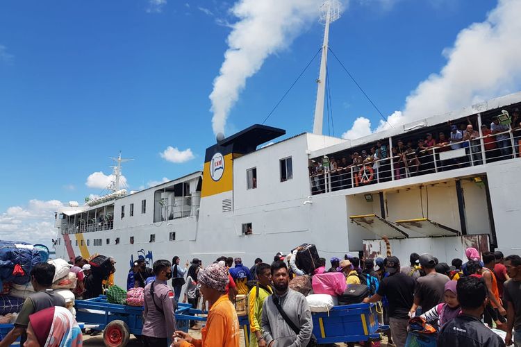 Suasana di Pelabuhan Tunon Taka Nunukan Kaltara, KM Thalia dibatasi dengan 1029 penumpang, banyak penumpang tidak terakomodir dan harus rela menunggu sepekan kemudian untuk pulang kampung ke Pare Pare