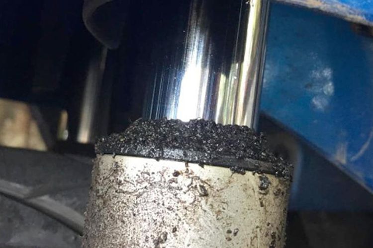 Ilustrasi sokbreker motor bocor