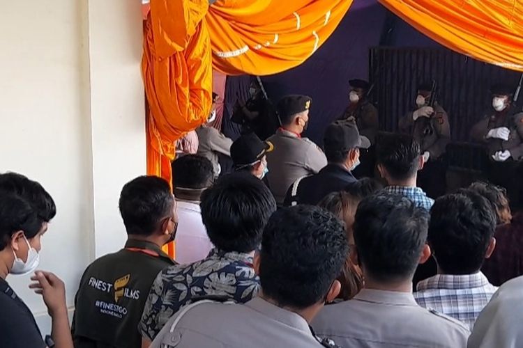 Pihak kepolisian sedang melakukan upacara kedinasan untuk menaikkan jenazah Brigadir J ke ambulans