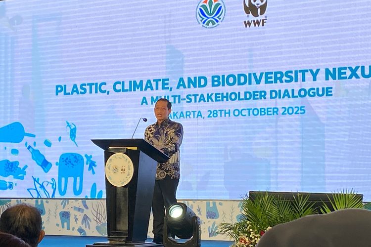 Menteri Lingkungan Hidup, Hanif Faisol Nurofiq, menjelaskan soal penyerahan dokumen Second NDC, di Jakarta Selatan, Selasa (28/10/2025). 