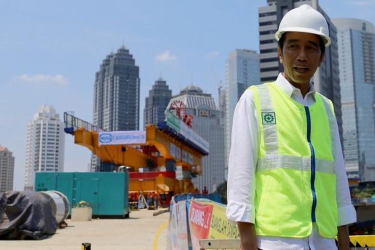 Presiden Joko Widodo meninjau perkembangan proyek pembangunan simpang susun Semanggi, Jakarta, Kamis (23/2/2017). Pembangunan proyek yang diharapkan akan mengurai kemacetan lalu lintas di kawasan Semanggi tersebut ditargetkan selesai pada Agustus 2017.