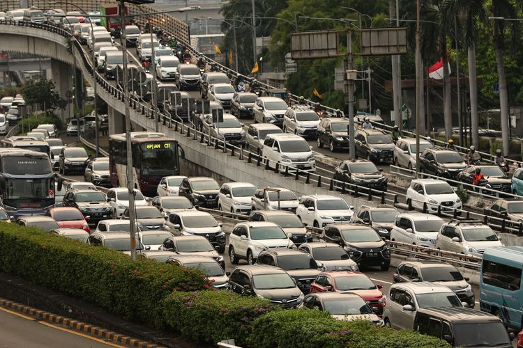 Suasana lalu lintas di ruas Jalan Gatot Subroto, Jakarta, Senin (17/5/2021). Pada hari pertama kerja usai libur Lebaran, lalu lintas Jakarta kembali padat.