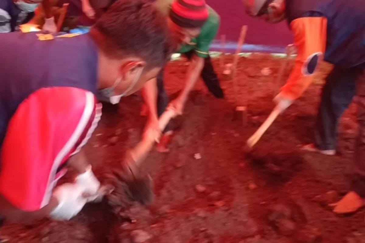 Pembongkaran makam untuk keperluan otopsi jasad Busro, di kompleks makam Islam Dusun Keduwul, Desa Menongo, Kecamatan Sukodadi, Lamongan, Jawa Timur, Rabu (19/10/2022).