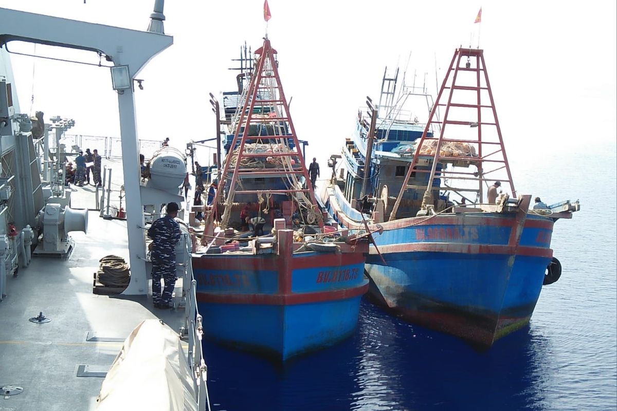 Jajaran TNI AL melalui Koarmada I kembali berhasil menangkap 2 kapal ikan asing (KIA) asal Vietnam yang melakukan pencurian ikan di laut Natuna, Sabtu (13/4/2019).