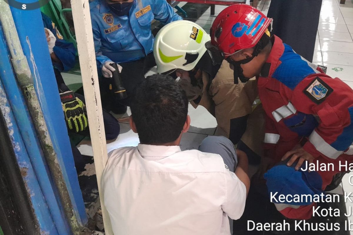 Petugas pemadam kebakaran (damkar) tengah mengevakuasi siswa SMA Negeri 46 Jakarta yang kakinya tertancap besi cor, Senin (31/7/2023).