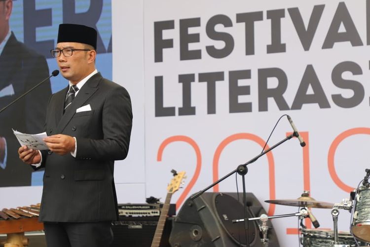 Gubernur Jawa Barat Ridwan Kamil memiliki beberapa solusi untuk meningkatkan literasi masyarakat Jawa Barat. Salah satunya dengan menggelar Festival Literasi bertema Habis Gelap Terbitlah Terang,? yang digelar di halaman Kantor Gubernur Jawa Barat, Sabtu, (20/4/2019).