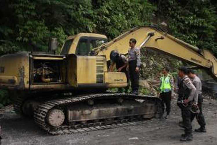 Aparat Polres Magelang menyegel alat berat yang diduga milik penambang ilegal di lereng Merapi, Selasa (3/2/2015).