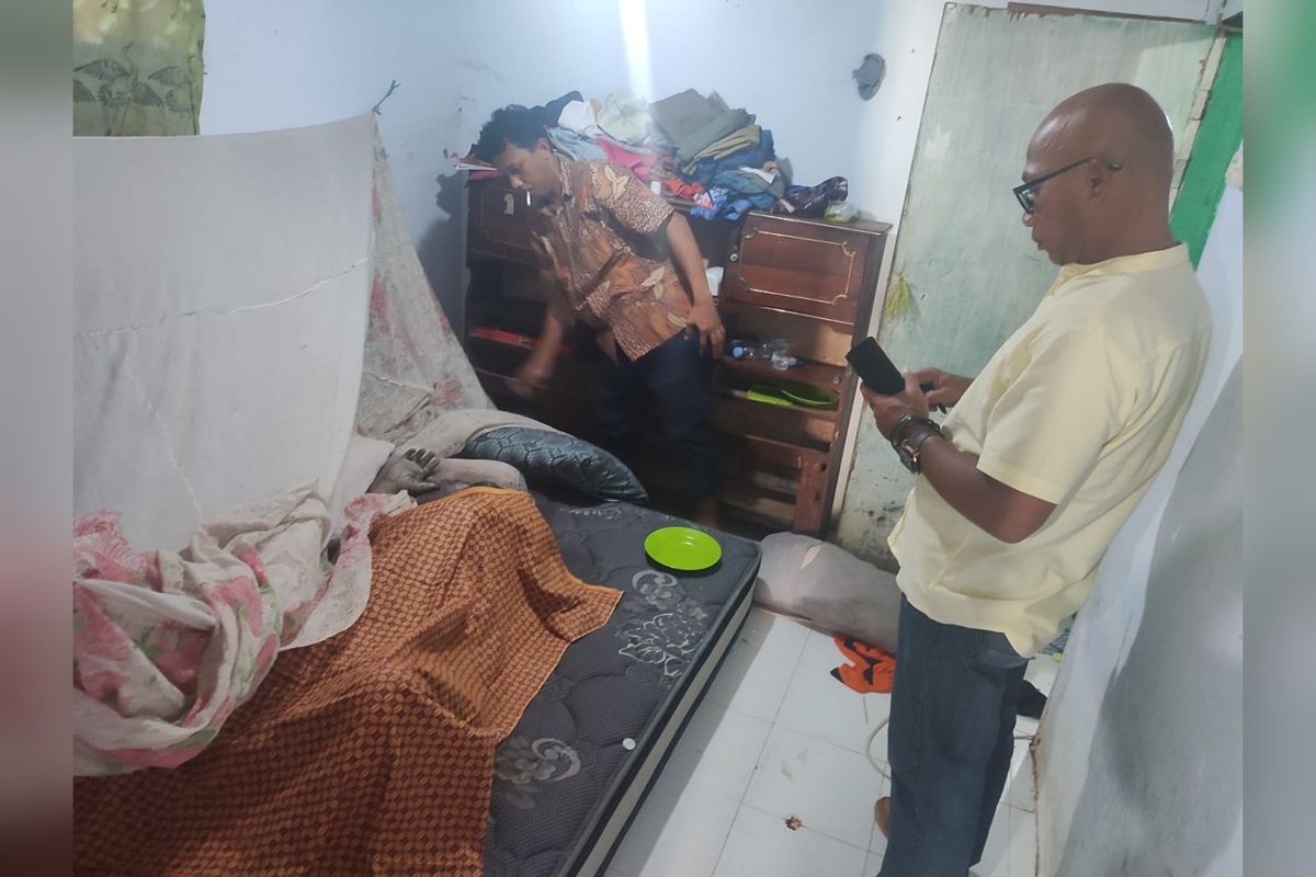 Polisi yang melakukan pemeriksaan terhadap jasad pria Parubaya yang ditemukan tewas dalam rumahnya di wilayah Kecamatan Panakkukang, Kota Makassar, Sulawesi Selatan (Sulsel). Jumat (12/5/2023)