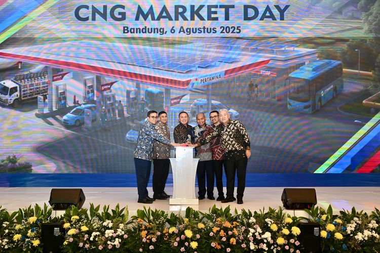 (Kiri ke kanan) Wakil Direktur Utama Pertamina Oki Muraza, Direktur Pembinaan Program Migas Direktorat Jenderal Migas Kementerian ESDM Mirza Mahendra, Komisaris Utama Pertamina Mochamad Iriawan, Kepala SKK Migas Djoko Siswanto, Direktur Utama Pertamina Patra Niaga Mars Ega Legowo dan juga Direktur Utama PGN Arief Setiawan Handoko bersama-sama secara simbolis menekan tombol sebagai tanda pembukaan CNG Market Day 2025 yang diselenggarakan di Ballroom 3, Hotel Pullman, Bandung, Rabu (6/8/2025).