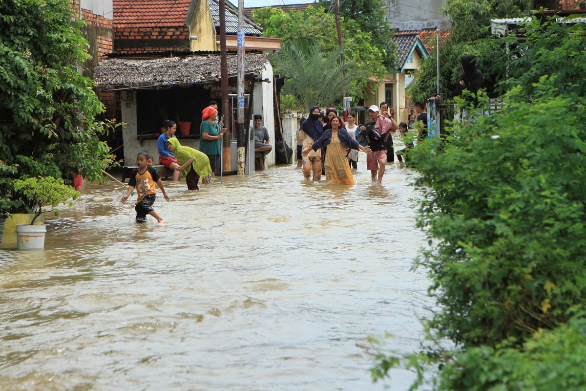 Kondisi banjir yang terjadi di Palembang, Sumatera Selatan akibat diguyur hujan selama satu malam, Sabtu (25/12/2021).