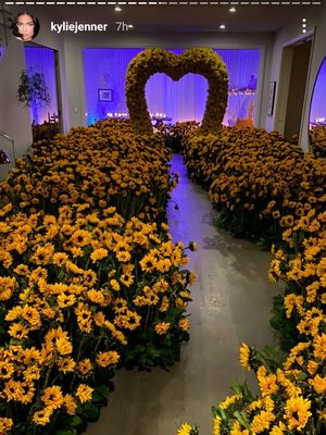 Dekorasi bunga di rumah Kylie Jenner di Calabasas, California, AS, untuk merayakan Hari Ayah bagi Travis Scott.