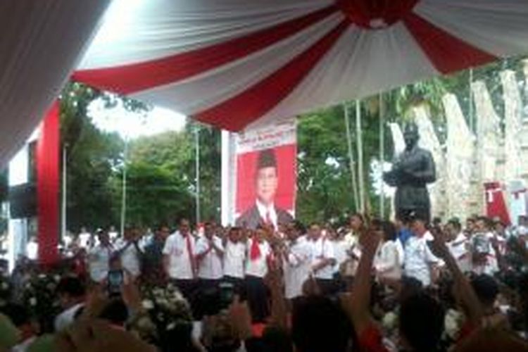 Calon presiden Prabowo Subianto didampingi Ketua Umum DPP Partai Golkar Aburizal Bakrie menerima deklarasi dari Aliansi Rakyat Bersatu di Taman Proklamasi, Jakarta, Selasa (10/6/2014).