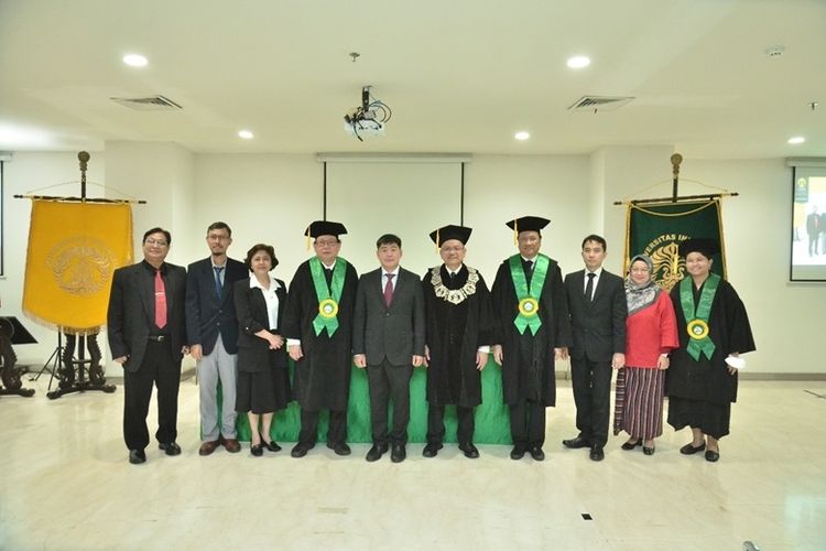 Salah satu anggota tim dokter Gatam Institute Eka Hospital, Dr dr Phedy, SpOT (K) Spine, resmi meraih gelar doktor setelah menjalani sidang terbuka promosi doktor di Fakultas Kedokteran Universitas Indonesia, Jakarta, Kamis (4/1/2024).