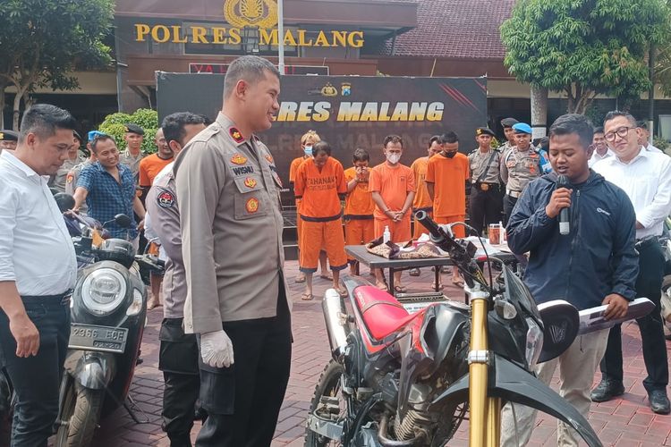 Korban pencurian sepeda motor, Muhammad Afandi saat menerima sepeda motornya kembali di Polres Malang, Senin (27/11/2023) usai dicuri selama 3 bulan lalu.
