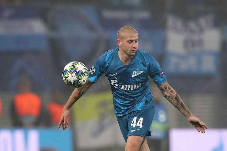 Bek tengah Zenit Saint Petersburg asal Ukraina, Yaroslav Rakitskiy.