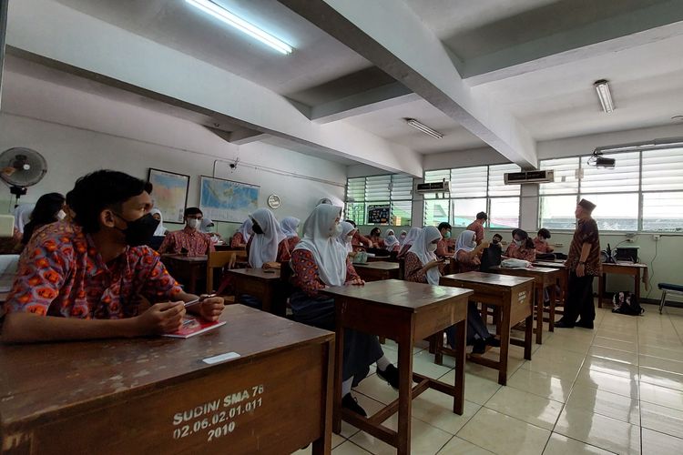 Siswa dan siswi SMA 78 Jakarta mengikuti kegiatan pembelajaran tatap muka dengan kapasitas 100 persen.